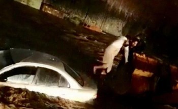 مقيم ينقذ مواطناً بواسطة “شيول” من وسط السيول في سبت العلاية