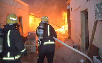 الجوف.. «مدني سكاكا» يسيطر على حريق ضخم بأحد المصانع