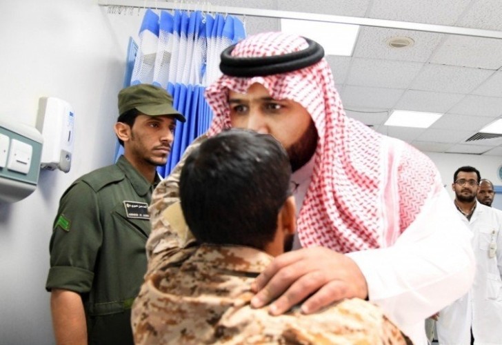 محمد بن عبدالعزيز لأحد الجنود المصابين: أنت بطل وحنا نفخر فيكم وبمعنوياتكم العالية