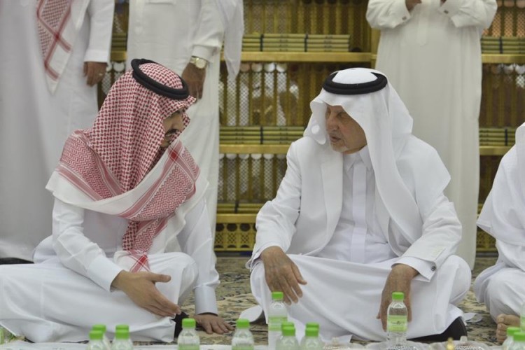 شاهد.. الأمير خالد الفيصل والسديس يشاركان رجال الأمن طعام الإفطار بالمسجد الحرام