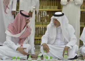 شاهد.. الأمير خالد الفيصل والسديس يشاركان رجال الأمن طعام الإفطار بالمسجد الحرام