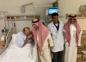 أمير الرياض يطمئن على صحة بن عبدالواحد بعد العارض الصحي الذي تعرض له مؤخراً
