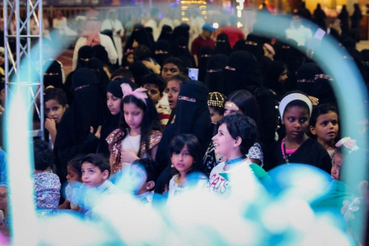 حضور لافت لفاعلية ( الحقاق ) في مهرجان ليالي رمضان بعنيزة