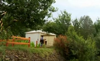 عائلة تحول جزءاً من مزرعتها إلى مزار سياحي يرتاده الزوار في عسير (فيديو)