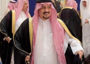 تعانقا في قصر الحكم.. أمير الرياض ينهي خلافاً حاداً بين شقيقين