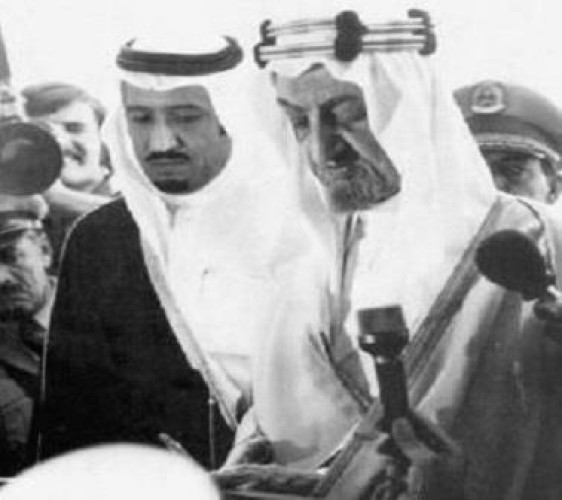 صورة نادرة لثلاثة ملوك للسعودية أثناء جولة بالسيارة في شارع بالرياض