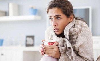 لماذا تشعر النساء بالبرد أكثر من الرجال؟