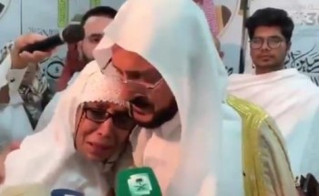 فيديو.. آل الشيخ يتأثر لبكاء حاجة نيوزيلندية ويقبّل رأسها