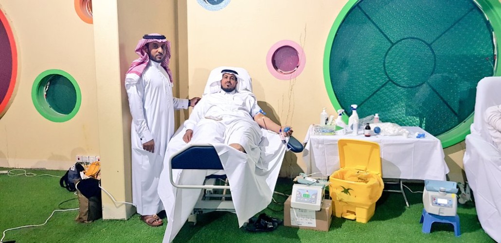 “مدير مكتب تعليم صامطة” يشارك في “حملة التبرع بالدم”