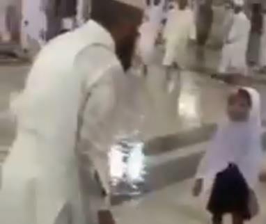 بالفيديو: مؤذن بالمسجد الحرام يوضح لماذا يردد المؤذن خلف الإمام في الحرمين الشريفين