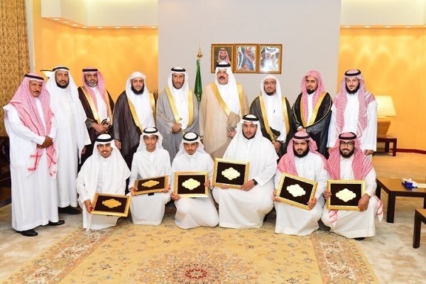 أمير حائل يكرم طلاب الجمعية الخيرية لتحفيظ القرآن الكريم