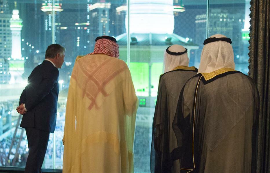 بالصور.. الملك سلمان وولي العهد ينظرون للمعتمرين من قصر الصفا مع قادة “قمة مكة”