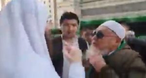 شاهد: أول فيديو لـ”الزائر العراقي” المدعي باستطاعته إرجاع البصر في المسجد النبوي