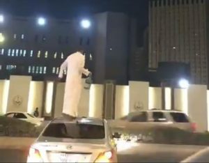 فيديو: لـ”شاب يهدد بحرق نفسه أمام مبنى إمارة مكة .. والجهات الأمنية تطيح به!