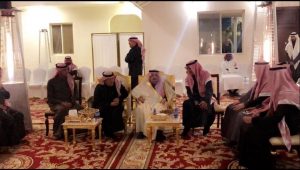 سمو أمير منطقة الرياض يقدم العزاء في وفاة سعد النصار – رحمه الله –