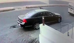 بداخلها طفل .. بالفيديو : لص يسرق سيارة في شارع بجدة ويلوذ بالفرار