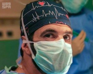 بالصور: جراح سعودي ينجح بإزالة ورم دماغي لفتاة كويتية في فرنسا
