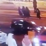 شاهد: صاعقة رعدية تفاجئ المركبات وتضرب طريق سريع بـ”جدة”
