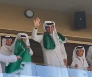 أمير قطر يتوشح بشعار العلم السعودي في مباراة الأخضر مع الأرجنتين