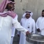 السُعوديون يستقبلون ضيوف الرحمن بالورود