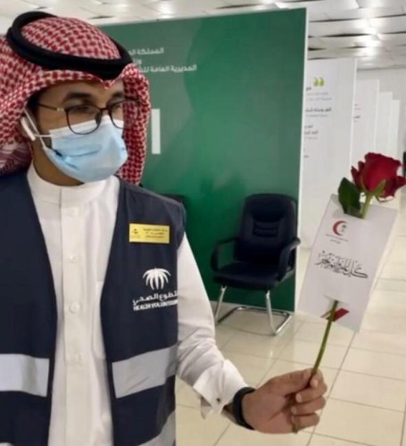 متطوعات هلال الجوف يعايدن منسوبي مركز اللقاحات بسكاكا