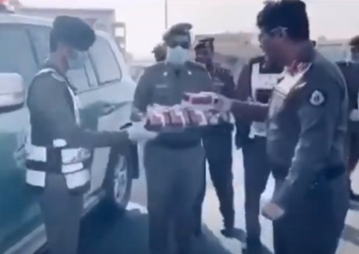 مدير شرطة حائل يعايد رجال الأمن في النقاط الأمنية