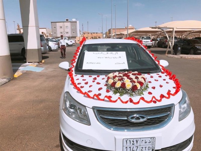 بالصور.. موظفون بعرعر يهدون زميلهم سيارة جديدة بعد أن تعرّض لـحادث