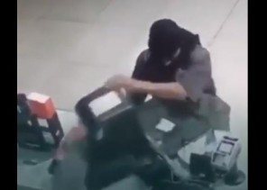 الإطاحة بلص اقتحم صيدليات ومراكز تجارية وسرق مبالغ مالية في الرياض – فيديو