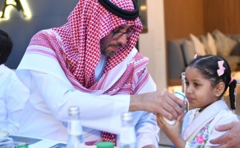 محافظ جدة يشارك الأيتام وأسرهم إفطارهم الجماعي بأسواق البحر الأحمر