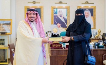 أمير القصيم يكرم المواطنة “مريم المطيري” نظير مساهمتها الخيرية والوطنية ضمن الإجراءات الاحترازية للوقاية من فيروس كورونا أمير القصيم يكرم المواطنة “مريم المطيري” نظير مساهمتها الخيرية والوطنية ضمن الإجراءات الاحترازية للوقاية من فيروس كورونا