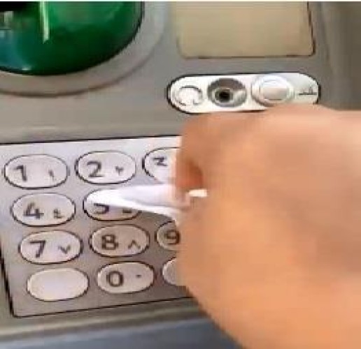 بالفيديو… مواطن يمسح جهاز الصراف الآلي بمادة مُطهرة قبل وبعد الاستخدام بسبب “كورونا”