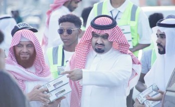 محافظ بيش يشارك الصائمين إفطارهم بجمعية الدعوة ببيش محافظ بيش يشارك الصائمين إفطارهم بجمعية الدعوة ببيش
