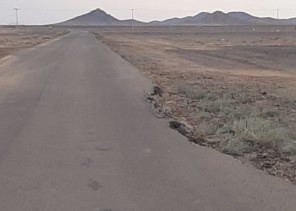 أمطار قرية الخفج تكشف سوء مشاريع الطريق الزراعي