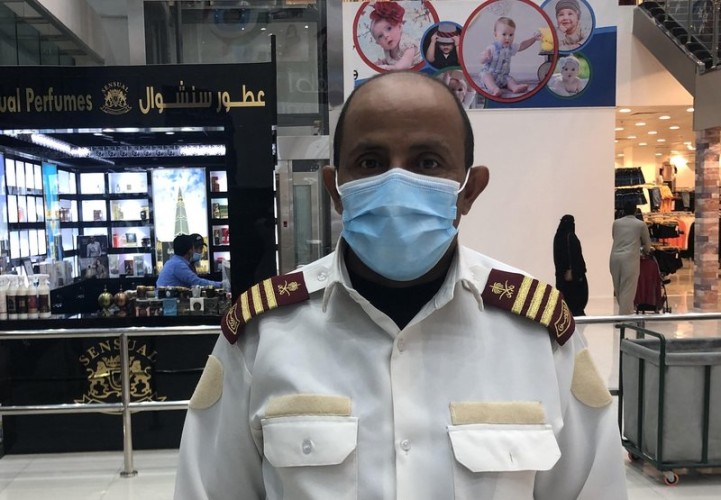 بالفيديو: حارس أمن في مجمع تجاري بالرياض: لا خير فينا إذا لم نطع ولاة أمورنا من تطبيق الإجراءات الاحترازية!