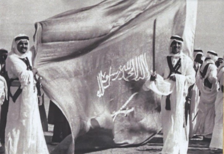 صورة نادرة للملك سلمان والملك فهد أمام علم المملكة