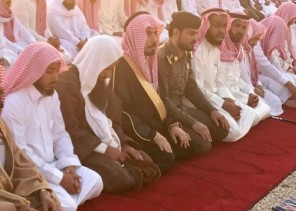 محافظ ضرية يؤدي صلاة الاستسقاء مع جموع المصلين محافظ ضرية يؤدي صلاة الاستسقاء مع جموع المصلين