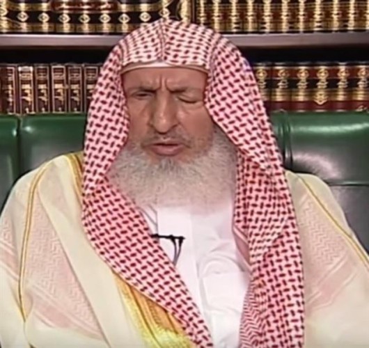 مفتي المملكة: من يبصق على الأماكن العامة لنقل العدوى مفسد وخبيث ويجب معاقبته