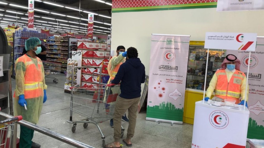 فريق الهلال التطوعي بالقريات يقيم نقطة فرز بصري بأحد الأسواق