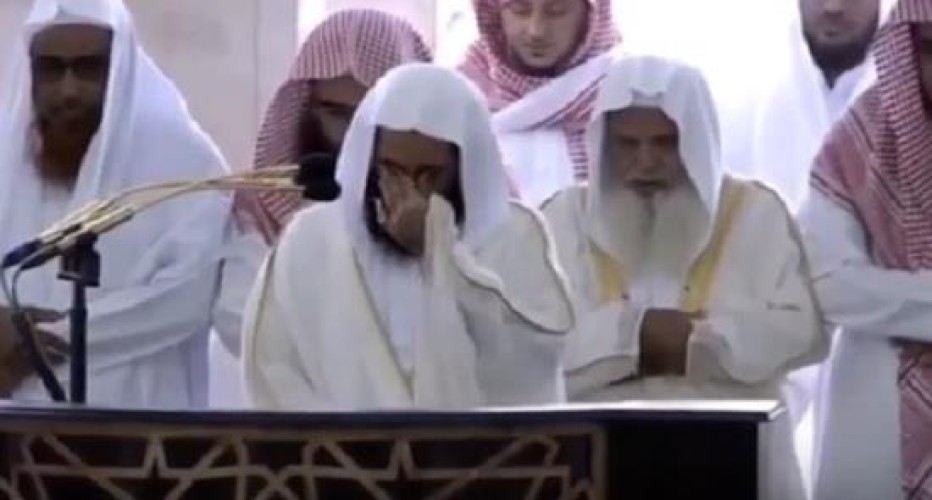 بالفيديو .. إمام الحرم النبوي يجهش بالبكاء خلال صلاة الجمعة .. والكشف عن السبب!