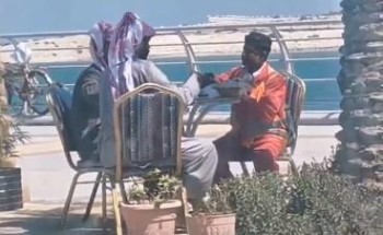 فيديو: في موقف إنساني.. شابان يدعوان عامل نظافة لتناول الطعام معهما على كورنيش الخبر