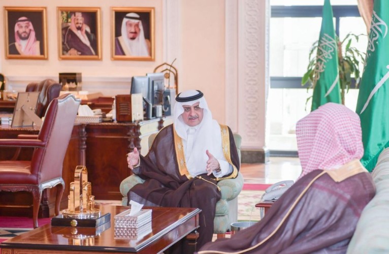 أمير تبوك يطلع على التقرير الشؤون الإسلامية الخاص بتهيئة جوامع ومساجد المنطقة وتعقيمها وتجهيزها