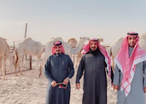 في زيارة لمد جسور الصداقة .. مالك منقية الراهيات “نويمي بن نماء المظيبري” يستقبل عدد من رجال الأعمال والإعلاميين والشعراء في الخفجي