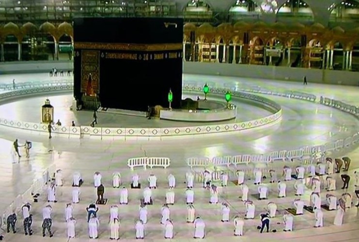 بالفيديو: لحظة تطبيق المصلين في المسجد الحرام التباعد المجتمعي في صلاة التراويح