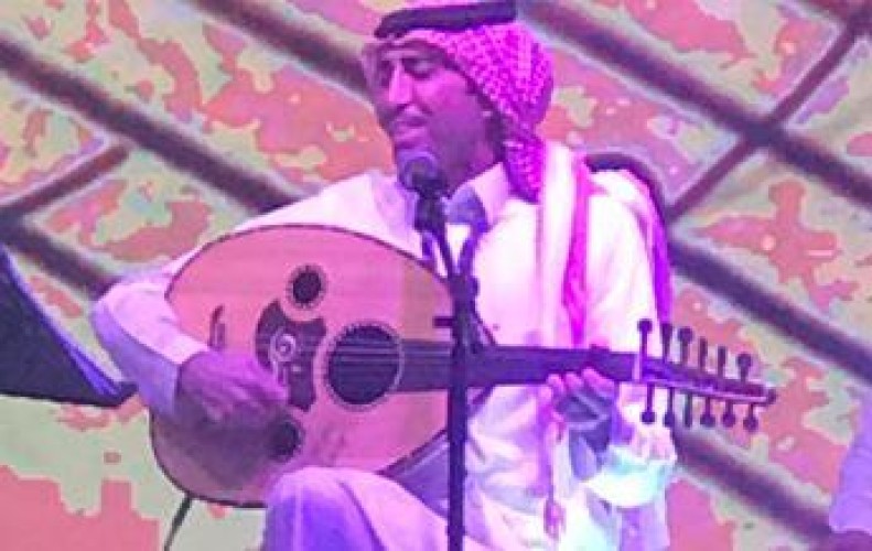 فيديو.. فايز المالكي يشارك نزلاء سجن ذهبان العزف والغناء في مهرجان ينظمه أمن الدولة بجدة