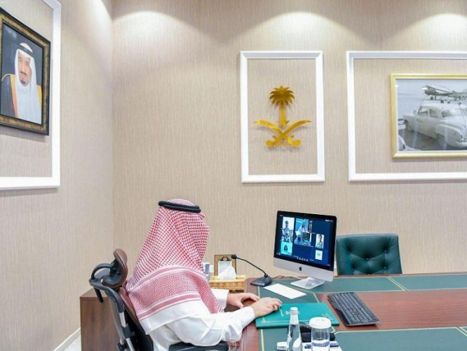 أمير الحدود الشمالية يرأس الاجتماع السادس للجنة المركزية لمكافحة عدوى انتشار فيروس كورونا عبر الاتصال المرئي