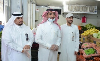 بالصور .. الخليل يتابع الامدادات وتوفره *واستقرار اوضاع سوق الخضار المركزي