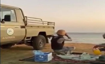 شاهد: لحظة تناول رجال حرس الحدود طعام الإفطار في ثاني أيام رمضان في ثغور المملكة براً وبحراً شاهد: لحظة تناول رجال حرس الحدود طعام الإفطار في ثاني أيام رمضان في ثغور المملكة براً وبحراً