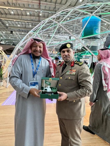 نظير جهوده في التغطيات الإعلامية .. وزارة الداخلية تكرم الإعلامي “سعيد العجل” أثناء تغطيته للأجنحة المشاركة في معرض الدفاع العالمي