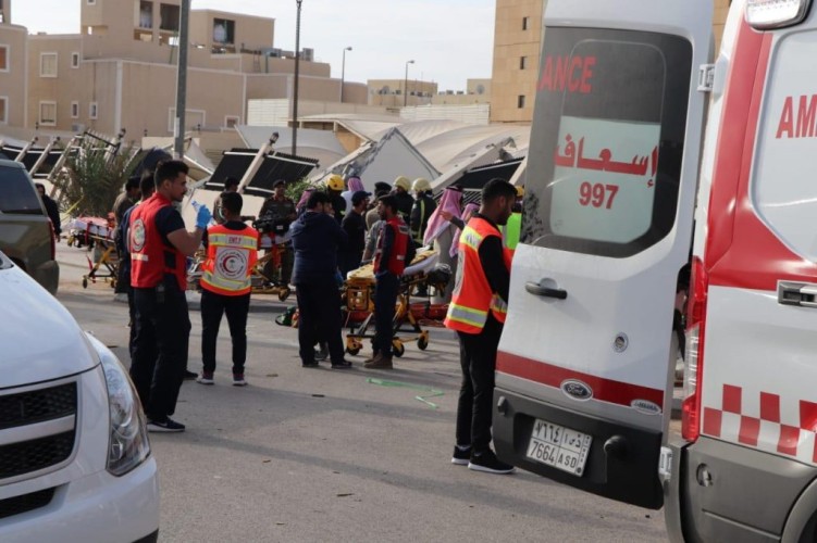 الهلال الأحمر يباشر حادث انهيار جدار ب ١٦ فرقة اسعافية بالرياض