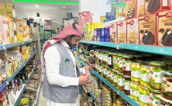 “أمانة الحدود الشمالية ” تكثّف جولاتها الرقابية الصحيّة على المنشآت التجارية بالمنطقة “أمانة الحدود الشمالية ” تكثّف جولاتها الرقابية الصحيّة على المنشآت التجارية بالمنطقة